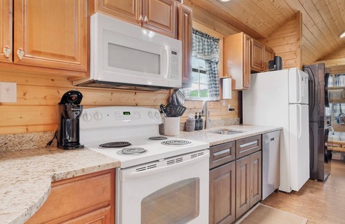 Walland Cabina | Cozy riverside cabin, hottub, fire-pit, fishing, tubing, relaxing