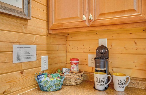 Walland Cabina | Cozy riverside cabin, hottub, fire-pit, fishing, tubing, relaxing
