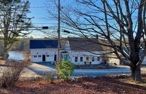 Waldoboro Casa | Cozy riverside getaway w/ artist studio. Pet friendly!