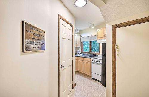 Roan Mountain Cabina | Cozy Roan Mountain Cabin w/ Private Balcony!