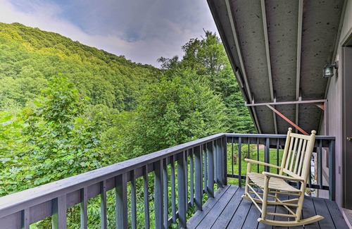 Roan Mountain Cabina | Cozy Roan Mountain Cabin w/ Private Balcony!