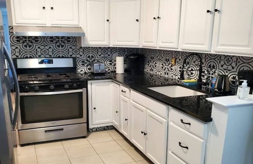 Canarsie Apartamento | Cozy Rockaway Getaway near JFK Airport sleeps 4!