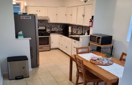 Canarsie Apartamento | Cozy Rockaway Getaway near JFK Airport sleeps 4!