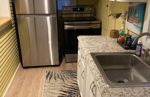Woodland Beach Casa | Cozy Romantic Beachy Bungalow with Relaxing Hot Tub-3 min walk to Lake Erie