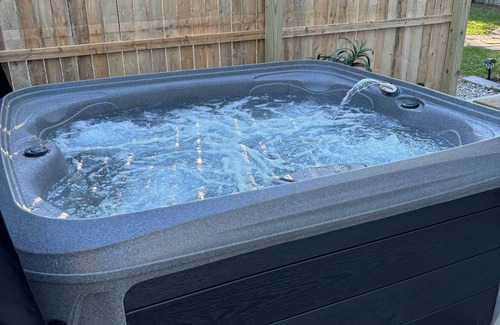 Woodland Beach Casa | Cozy Romantic Beachy Bungalow with Relaxing Hot Tub-3 min walk to Lake Erie