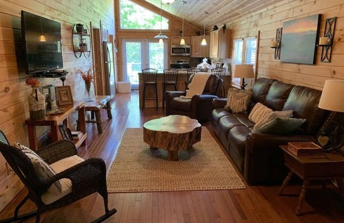 Roan Mountain Cabina | Cozy, romantic cabin in beautiful Roan Mt Tennessee & hot tub
