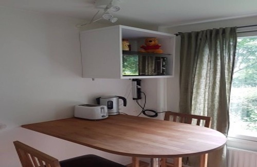 Solna Apartamento | Cozy room 3min from Stockholm. Good communication. Close to Hagaparken & shopping center.