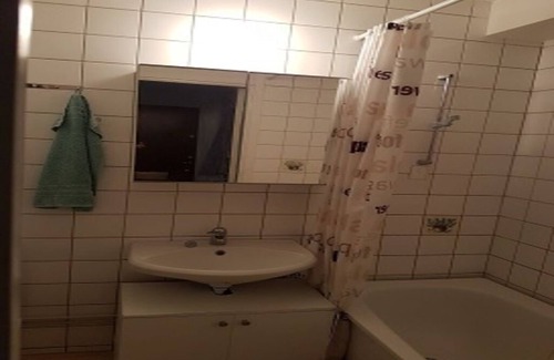 Solna Apartamento | Cozy room 3min from Stockholm. Good communication. Close to Hagaparken & shopping center.