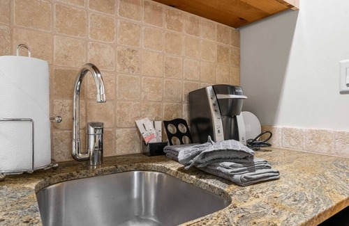 Kimball Junction Condominio | Cozy Room | Fireplace, Pool, Hot Tub & Prime Walkable Location