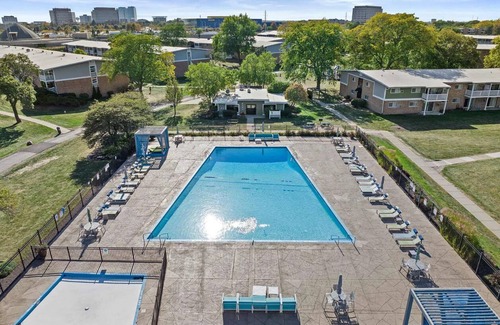 Rolling Meadows Apartamento | Cozy Room for Women in 2BR Apt