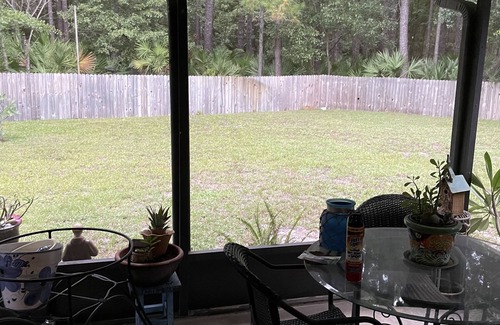Sandalwood Casa | Cozy room in a quaint house 10 minutes to the beach