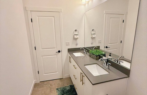 Bonney Lake Casa | Cozy room in charming Bonney Lake with AC + car