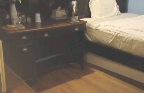 West Freehold Condominio | Cozy Room in quiet & safe neighborhood