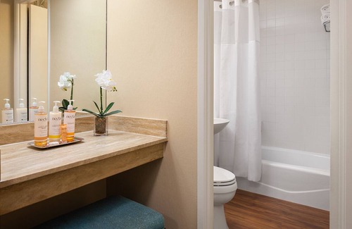 Crown Point Hotel | Cozy Room w/ Ocean Views Perfect for Families – Kid-Friendly Activities, Pool