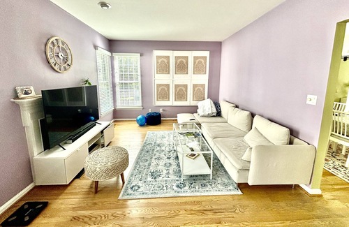 Montgomery Village Casa | Cozy Room with 15 Minutes to Metro, with Game Room, Patio and Deck.