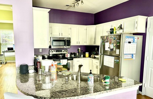 Montgomery Village Casa | Cozy Room with 15 Minutes to Metro, with Game Room, Patio and Deck.