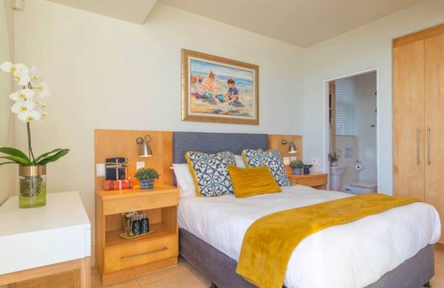 Herolds Bay Casa | Cozy Room With a Partial sea View