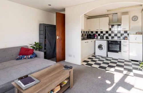 Yiewsley Apartamento | Cozy room, with cinema projector - 6 minutes to the Elizabeth line
