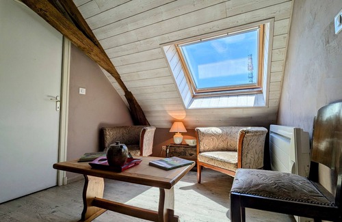Chateauroux Cama Y Desayuno | Habitación acogedora con salón y desayuno incluido