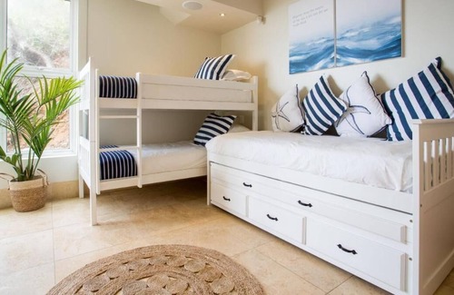 Herolds Bay Casa | Cosy Room for 4 Children With a Partial sea View