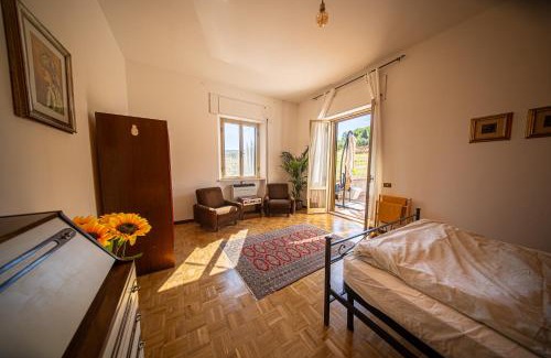 Fratta Cama Y Desayuno | Cozy Room with Terrace, Ping Pong & Billiard Table