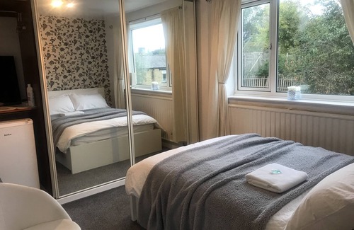 Bradford Cama Y Desayuno | Cozy rooms, parking, wifi, semi-rural, great road networks, off-road cycling.