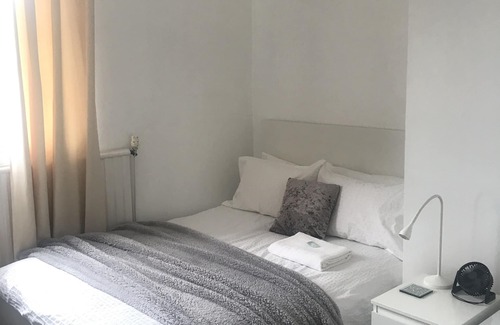 Bradford Cama Y Desayuno | Cozy rooms, parking, wifi, semi-rural, great road networks, off-road cycling.