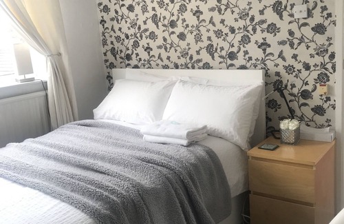 Bradford Cama Y Desayuno | Cozy rooms, parking, wifi, semi-rural, great road networks, off-road cycling.