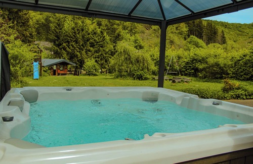 Hellenthal Casa | Villa con sauna exterior y jacuzzi exterior.