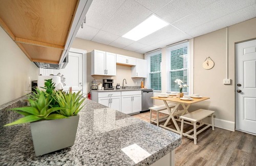 East Allegheny Casa | Cozy Row House Quiet Designer Heaven Central
