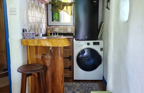 Runaway Bay Cabaña | Cozy Rustic 1BR Cottage - Free Parking, WiFi w/ Pool & Beach Access