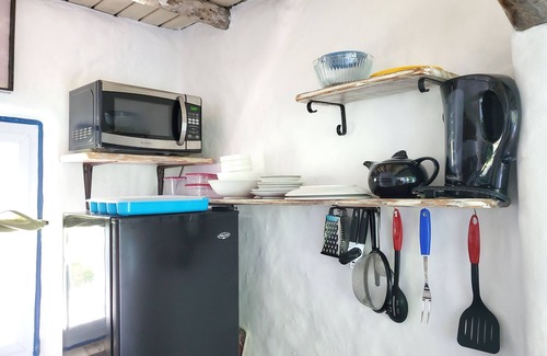 Runaway Bay Cabaña | Cozy Rustic 1BR Cottage - Free Parking, WiFi w/ Pool & Beach Access