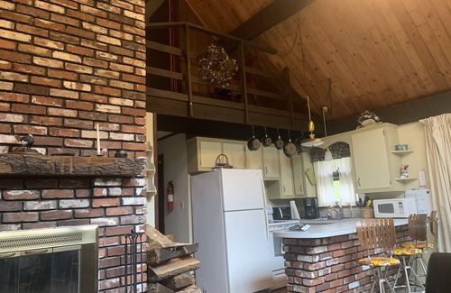 White Cabina | Cozy rustic A-Frame close to Seven Springs and Hidden Valley