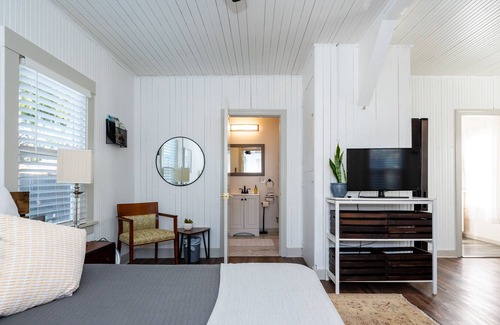 Salinas Casa | Cozy & Rustic APT w/ All Amenities near Monterey