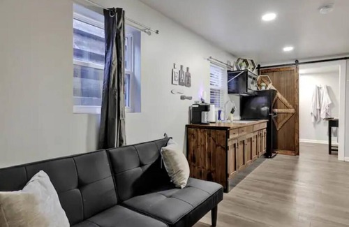 Athens Apartamento | Cozy Rustic Blue Container Cottage ~ Lake Wheeler