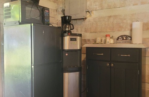 Milford Cabina | Cozy Rustic Cabin Getaway at 27-Acre Campground