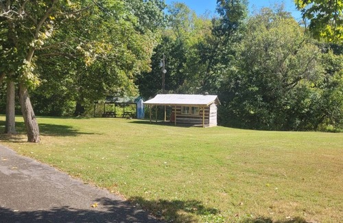 Milford Cabina | Cozy Rustic Cabin Getaway at 27-Acre Campground