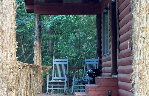 Powell Cabina | Cozy, rustic cabin in the Ozarks