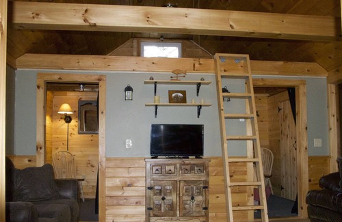 Pittsburg Cabina | Cozy Rustic Cabin in the Heart of Pittsburg w/ Trail Access