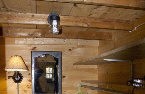 Pittsburg Cabina | Cozy Rustic Cabin in the Heart of Pittsburg w/ Trail Access