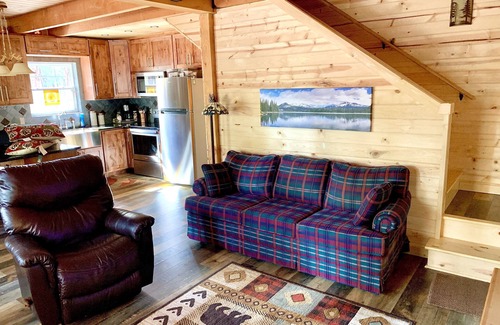 La Pine Cabina | Cozy Rustic Cabin, Snowmobile-OHV Trails/Woodstove/Treager BBQ/Games & Puzzles