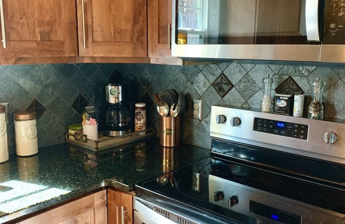 La Pine Cabina | Cozy Rustic Cabin, Snowmobile-OHV Trails/Woodstove/Treager BBQ/Games & Puzzles