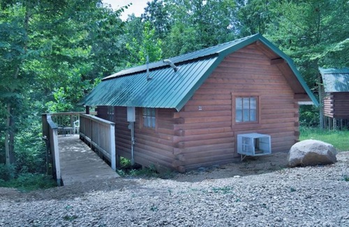 Bloomington Cabina | Cozy Rustic Cabin with Views