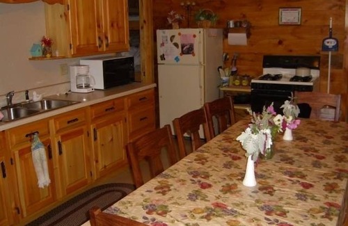 Valois Cabina | Acogedora cabaña rústica con hermosas vistas, privacidad y a 1 milla del lago Keuka