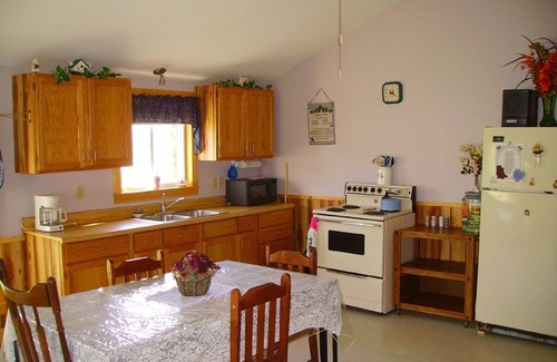 Penn Yan Cabina | Acogedora cabaña rústica con hermosas vistas, privacidad y 1 milla del lago Keuka