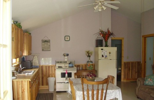 Penn Yan Cabina | Acogedora cabaña rústica con hermosas vistas, privacidad y 1 milla del lago Keuka