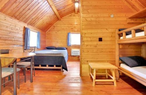 Bloomington Casa | Cozy Rustic Cabin with Views