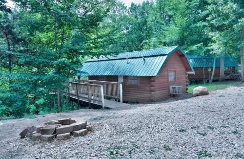 Bloomington Casa | Cozy Rustic Cabin with Views