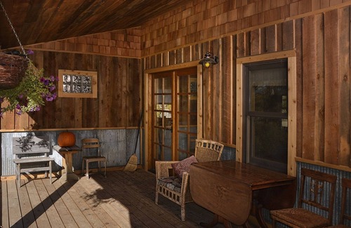 Chico Cabina | ¡Acogedoras cabañas rústicas cerca de Chico Hot Springs y a solo 35 minutos del YELLOWSTONE PARK!