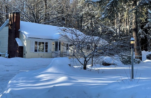 Intervale Casa | Cozy & rustic cottage with wood burning fireplace,just a mile from North Conway